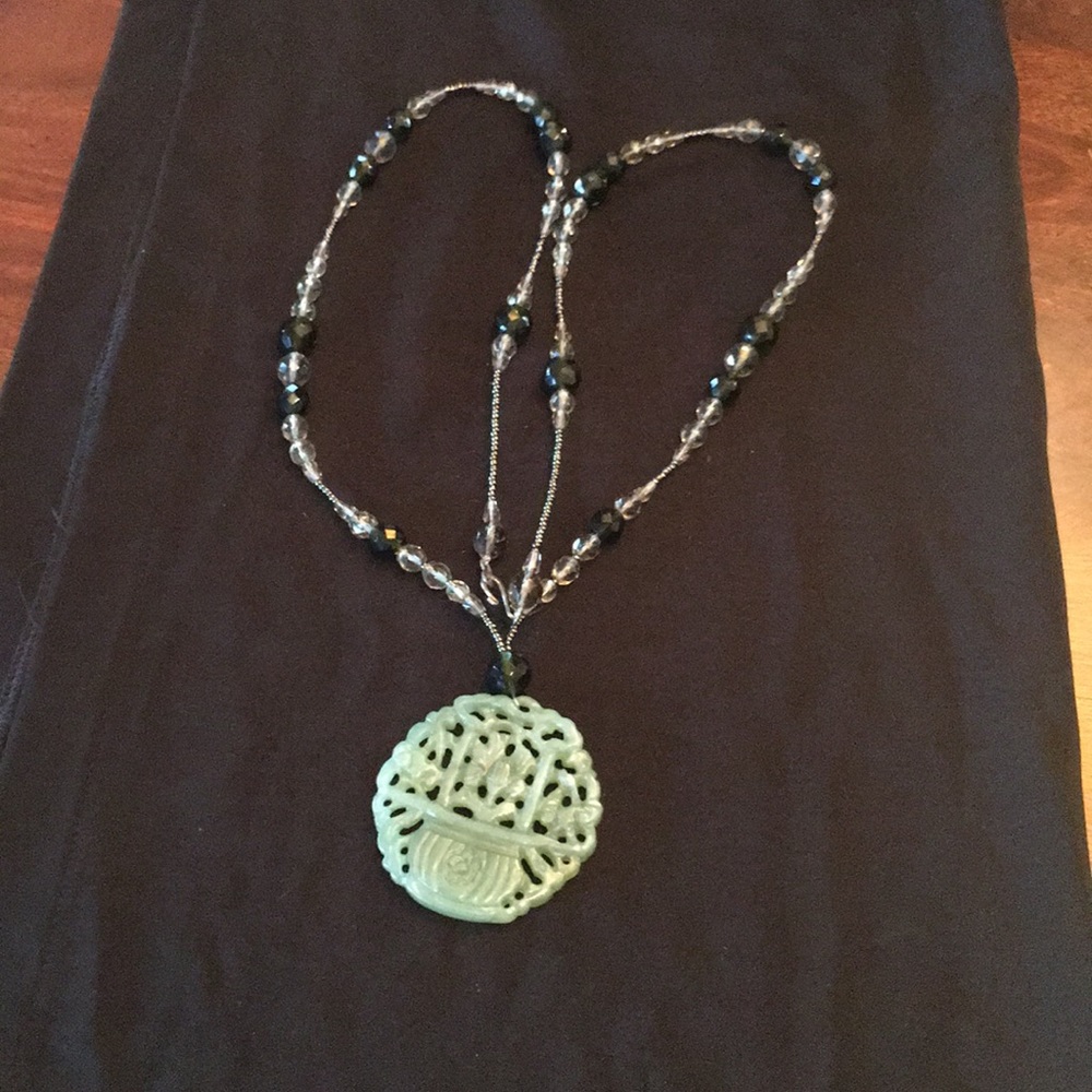 LONG CRYSTAL NECKLACE WITH JADE PENDANT. - Picture 2 of 3
